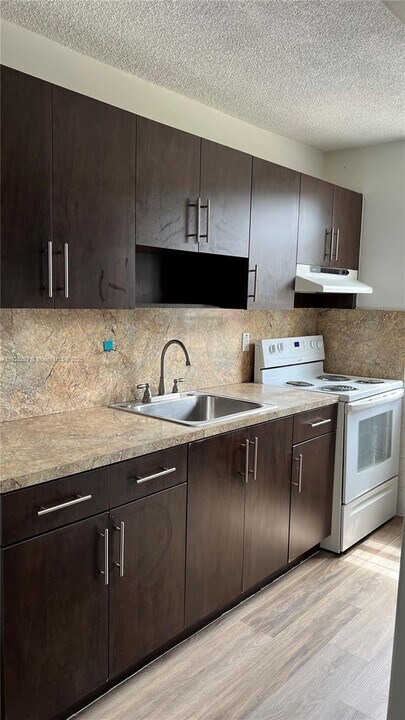 1607 NW 16th Ave in Miami, FL - Building Photo