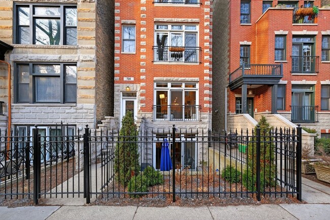 724 W Briar Pl in Chicago, IL - Foto de edificio - Building Photo