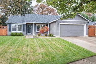 918 NE Oakmont Loop in Albany, OR - Building Photo