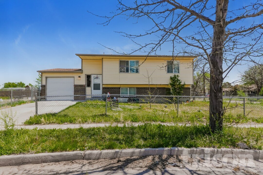 1720 Monterey Way in Fountain, CO - Building Photo