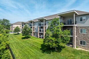 Golfview Condos in Pleasant Hill, IA - Building Photo