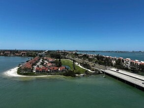 5220 Brittany Dr S in St. Petersburg, FL - Foto de edificio - Building Photo