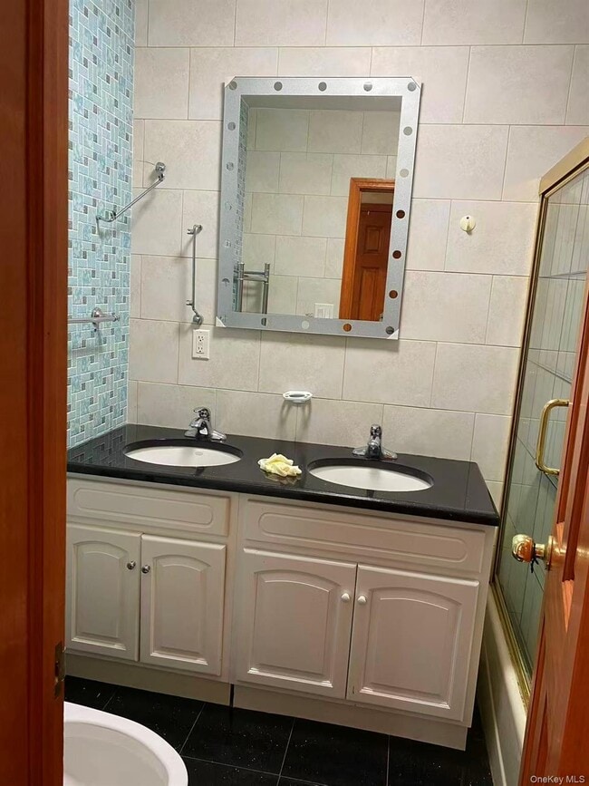 142-44 56th Rd in Queens, NY - Building Photo - Building Photo