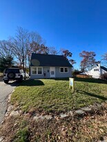 40 Lynwood Dr in Willimantic, CT - Building Photo