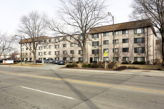 Midpointe Apartments in Chicago, IL - Foto de edificio - Building Photo