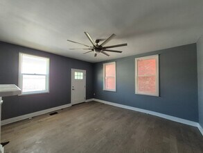 913 Charlotte St in Cincinnati, OH - Building Photo - Building Photo