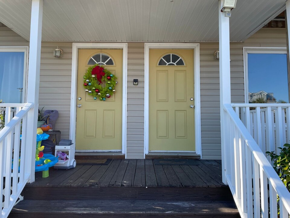 133 SE 48th St in Oak Island, NC - Building Photo