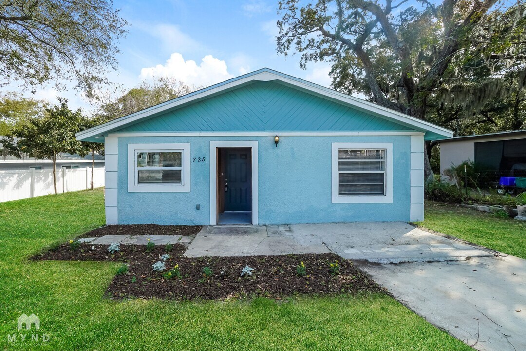 728 E Spruce St in Tarpon Springs, FL - Foto de edificio