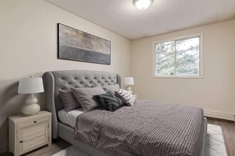 Woodlily Court in Moose Jaw, SK - Building Photo - Building Photo