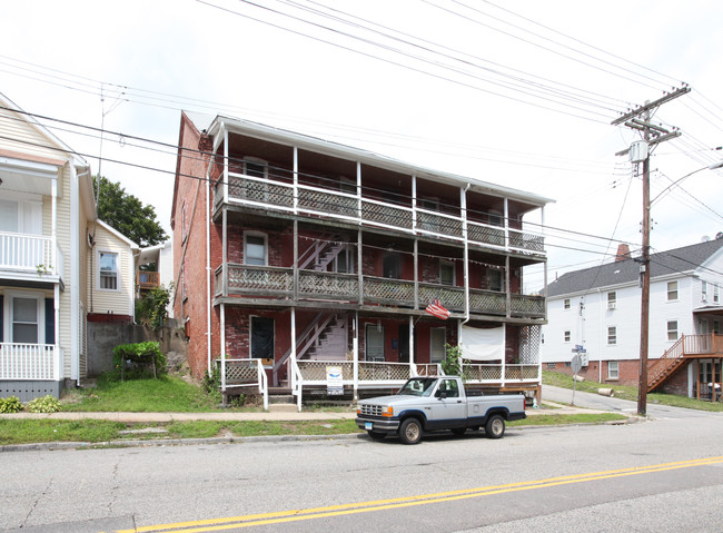 562 N Main St in Norwich, CT - Foto de edificio - Building Photo