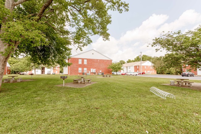 Laurel Wood Apartments in Smyrna, TN - Foto de edificio - Building Photo