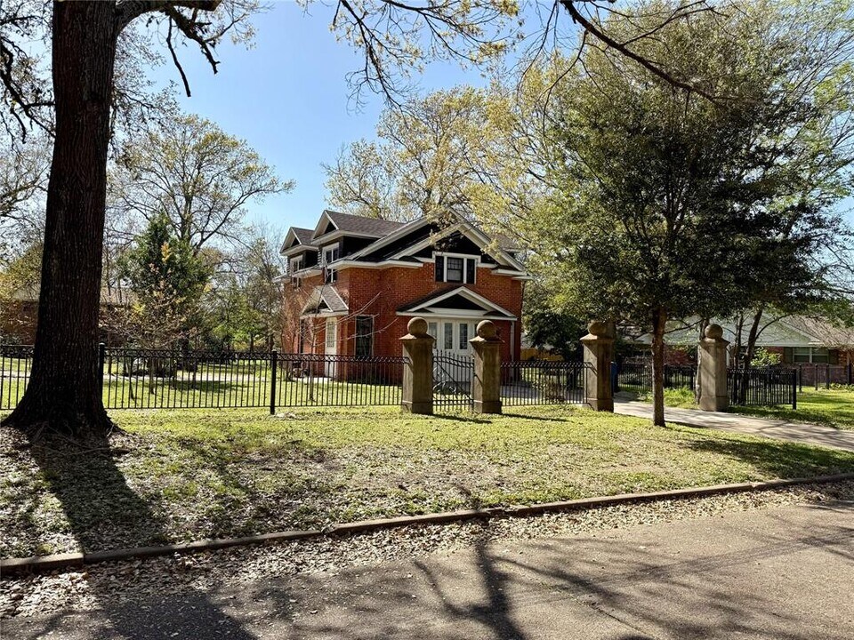 414 Church St. in Navasota, TX - Building Photo