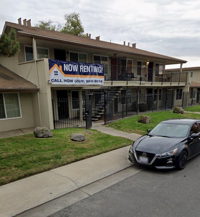 5412 Holiday Dr in Stockton, CA - Building Photo