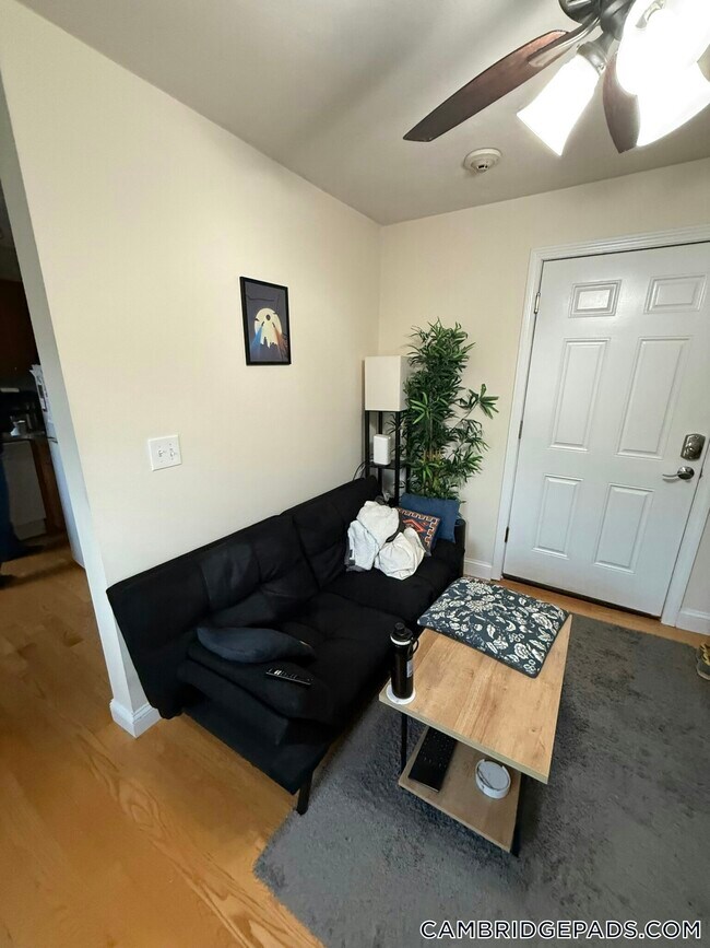 1054 Cambridge St in Cambridge, MA - Foto de edificio - Building Photo