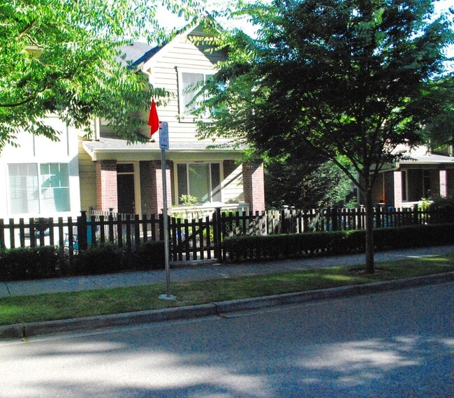 Townhome in Bothell, Great Location!! in Bothell, WA - Building Photo - Building Photo