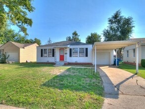 204 E Douglas Dr in Midwest City, OK - Foto de edificio - Building Photo