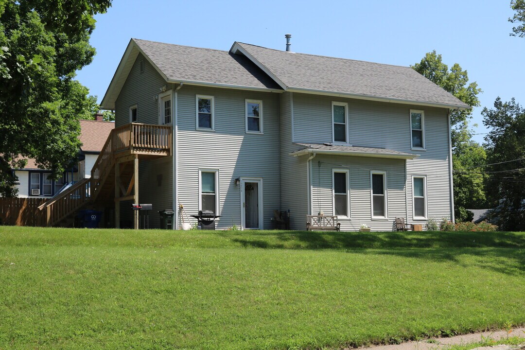 1206 Bridge Ave, Unit 2 in Davenport, IA - Building Photo