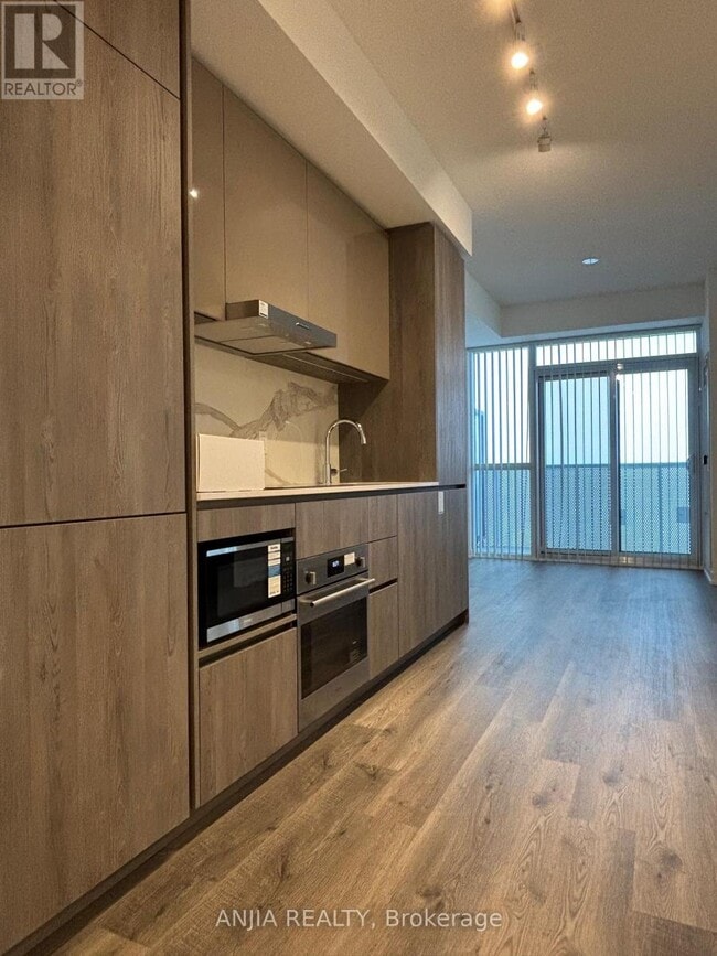 8 Interchange Wy in Vaughan, ON - Building Photo - Building Photo