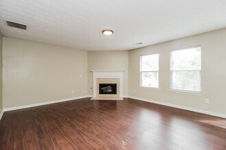 9494 Lakeview Rd in Union City, GA - Building Photo - Building Photo