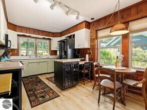 843 N South Long Lake Rd in Traverse City, MI - Building Photo - Building Photo