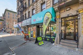 2500 Adam C Powell Blvd in New York, NY - Foto de edificio - Building Photo