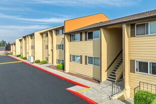 r45a Laurel Court in Lakewood, WA - Building Photo