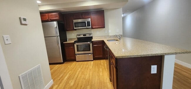 20 Pond St in Braintree, MA - Foto de edificio - Building Photo