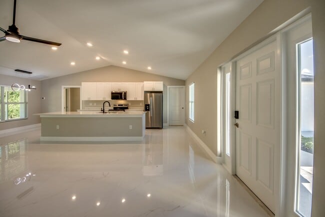 3433 NE 11th Pl in Cape Coral, FL - Foto de edificio - Building Photo