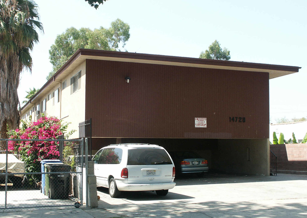 14728 Gilmore St in Van Nuys, CA - Building Photo