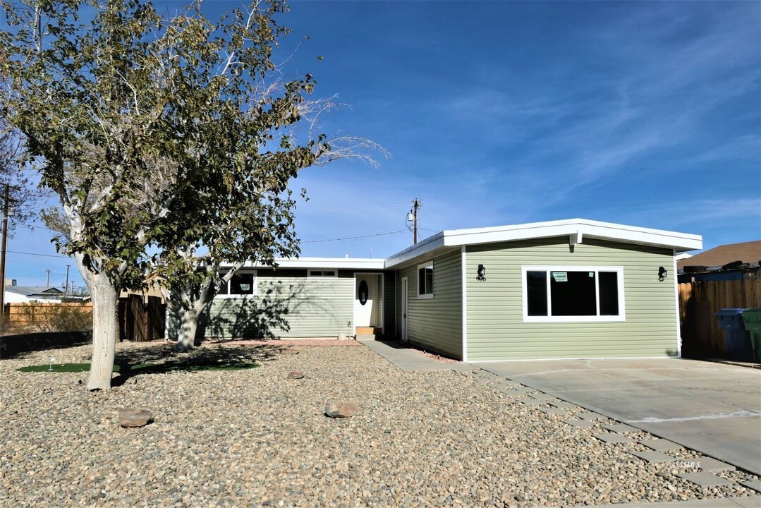 906 W Hood Ave in Ridgecrest, CA - Building Photo