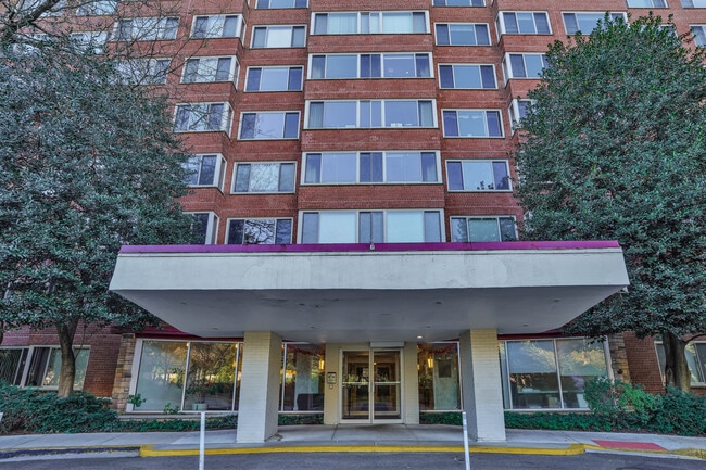 4000 Tunlaw Rd NW, Unit #417 in Washington, DC - Building Photo - Building Photo