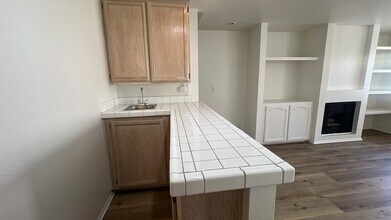 43469 30th St W in Lancaster, CA - Foto de edificio - Building Photo