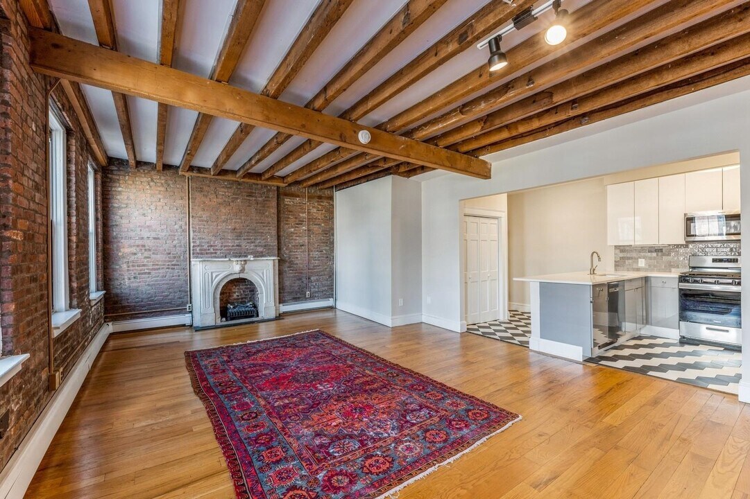 192 Christopher Columbus Dr in Jersey City, NJ - Building Photo
