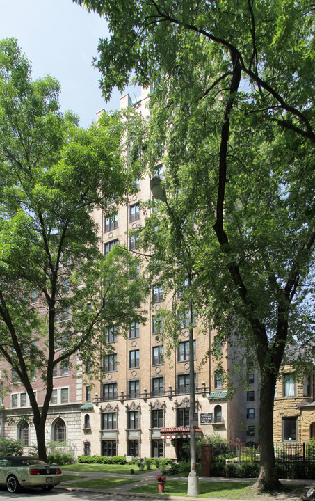 Poinsettia Apartments in Chicago, IL - Foto de edificio