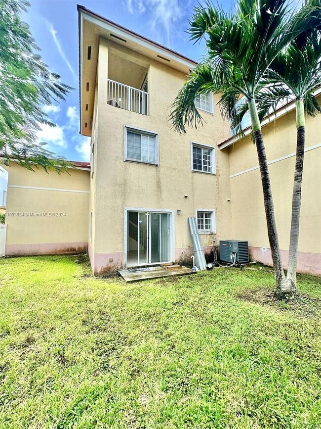 2066 NE 167th St in North Miami Beach, FL - Building Photo - Building Photo