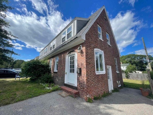 70 Porpoise Way in Portsmouth, NH - Foto de edificio - Building Photo