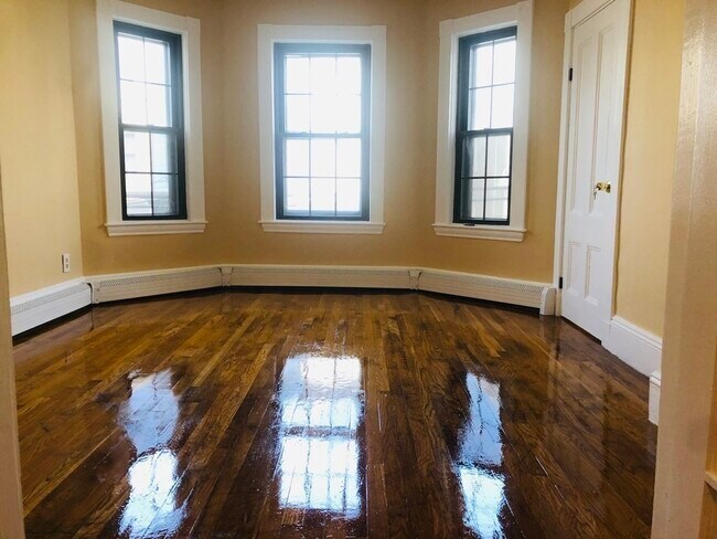 409 Saratoga St in Boston, MA - Building Photo - Building Photo