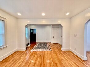 107 E Elm Ave in Quincy, MA - Building Photo - Building Photo
