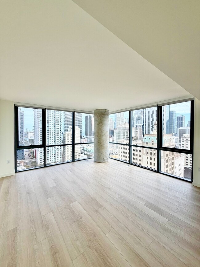 141 NE 2nd St, Unit 2002 in Miami, FL - Foto de edificio - Building Photo