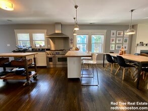 55 Eliot Cres, Unit 2 in Chestnut Hill, MA - Foto de edificio - Building Photo