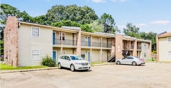 Landfair Complex in Lafayette, LA - Building Photo