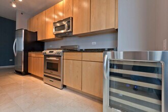 21 W Chestnut St, Unit 1404 in Chicago, IL - Building Photo - Building Photo