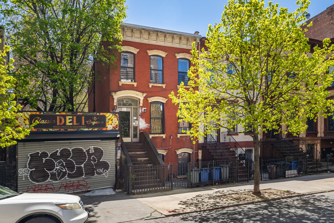 340 Hart St in Brooklyn, NY - Foto de edificio