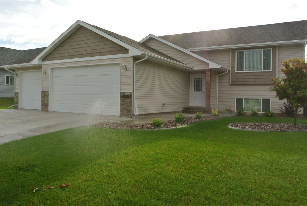 1308 28th St NW in Minot, ND - Building Photo