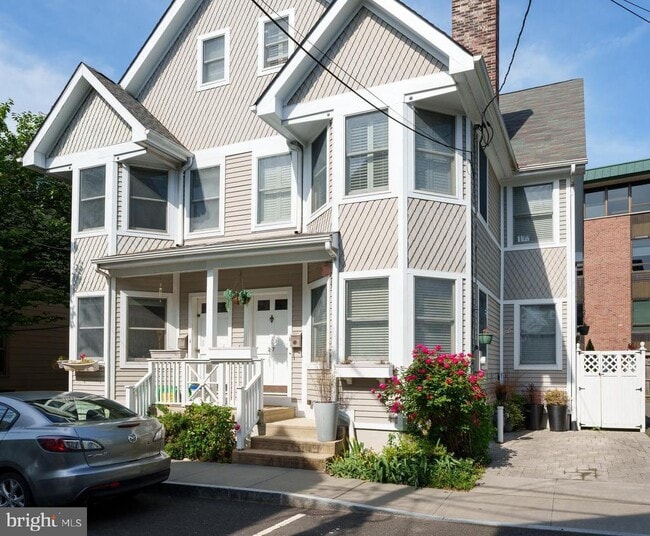 property at 27 Bank St