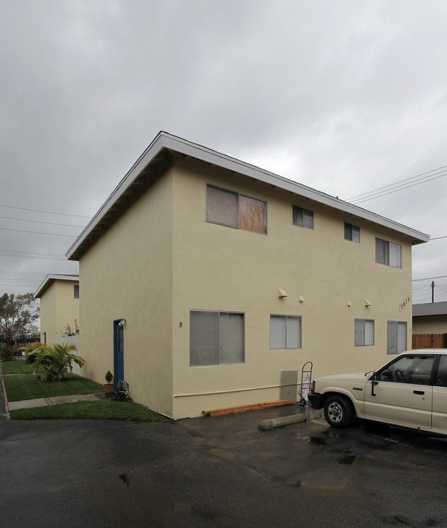 2073 Wallace Ave in Costa Mesa, CA - Building Photo - Building Photo