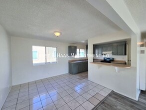 1330 Walnut Ave in Long Beach, CA - Building Photo - Building Photo