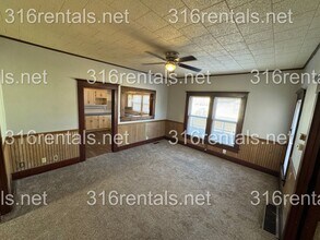 513 Locust St in Halstead, KS - Building Photo - Building Photo