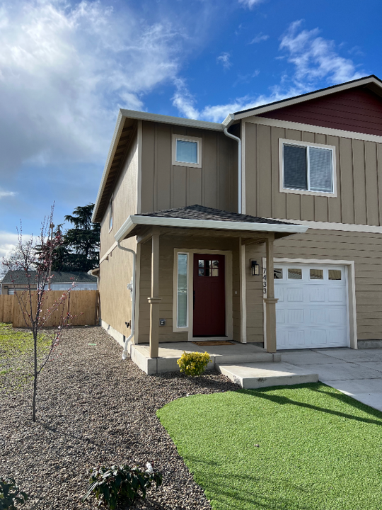 7433 Denman Ct in White City, OR - Building Photo