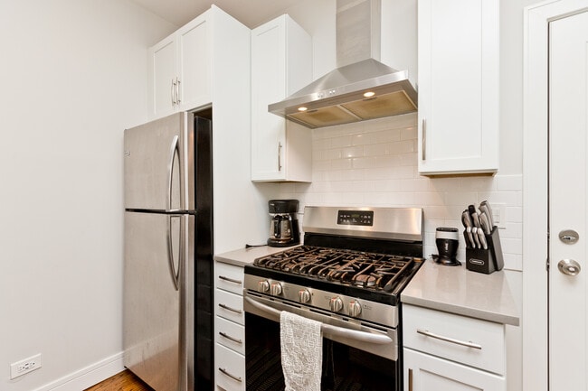 2045 N Wolcott Ave, Unit # 01R in Chicago, IL - Foto de edificio - Building Photo